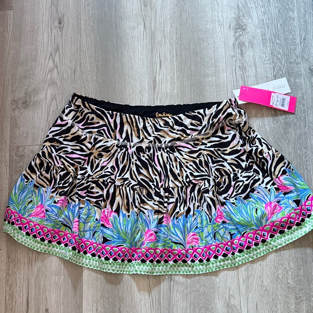 Lilly Pulitzer X Meryl skorts size medium
New with the tags